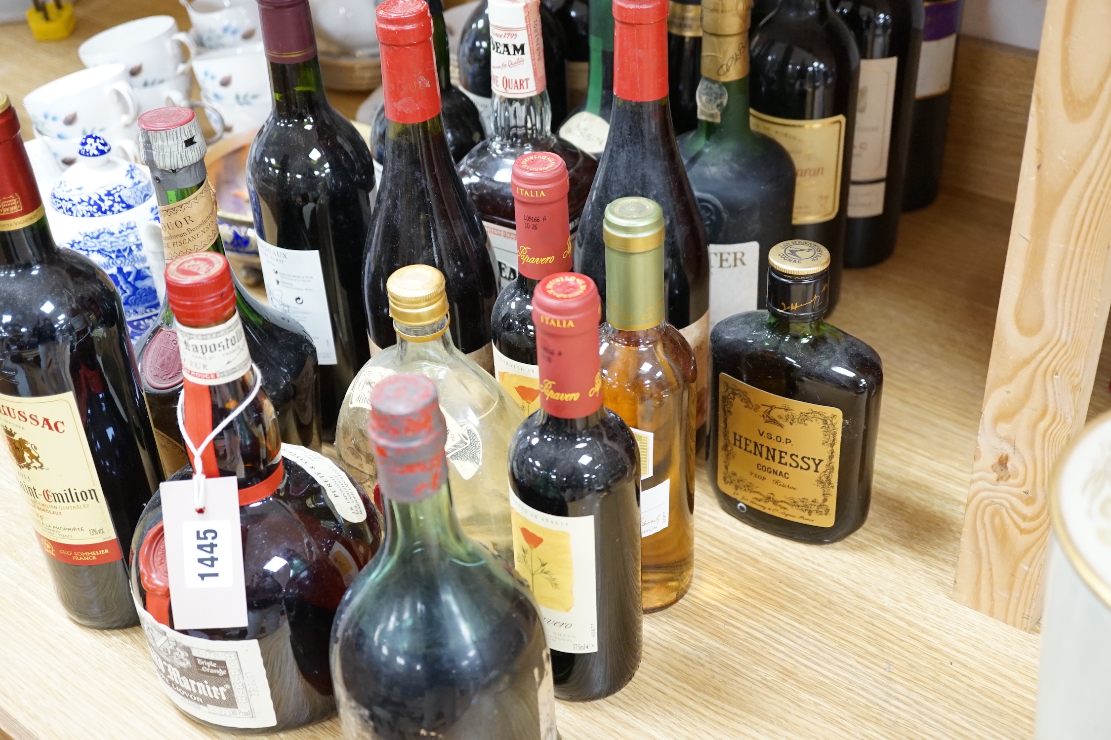 Assorted wines and spirits including Jim Beam Whiskey and a Hennessy cognac (26)